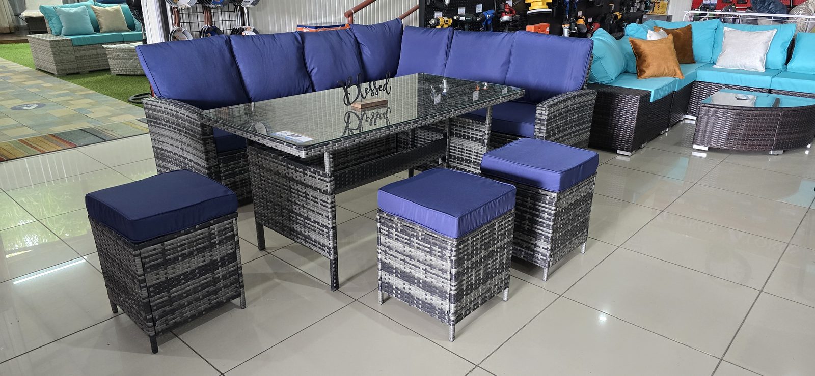 JUEGO TERRAZA 6 PIEZAS DINNING SET OUTTER, SOFA "L" ESQUINERO, 3 BUTAKAS, MESA VIDRIO TEMPLADO OUTTER TE12370