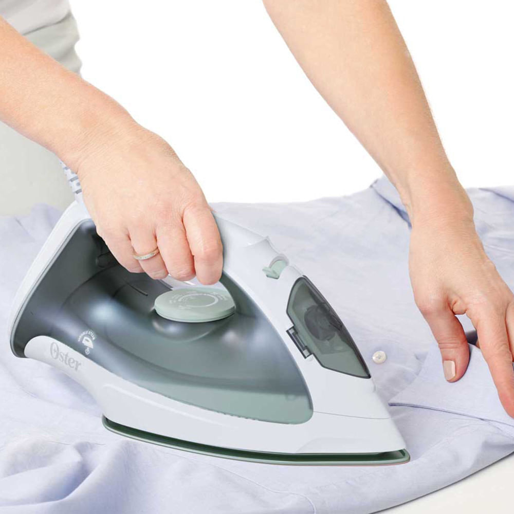 Oster® Plancha de Vapor, con Suela Antiadherente, Ligera, Blanca-Verde, GCSTBS3803 Oster